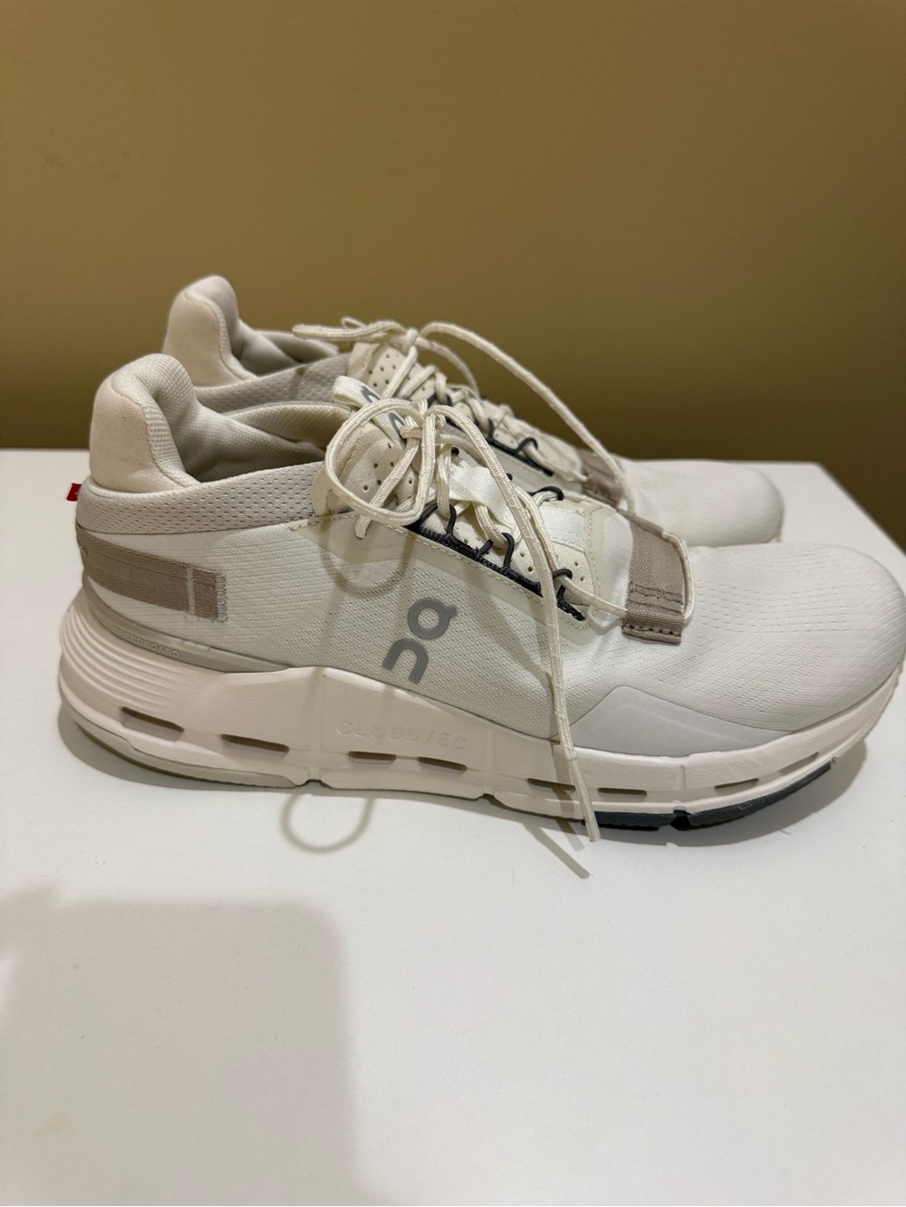 On Running Cloudstratus Men's Sneakers - White/Beige